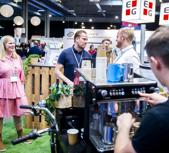 Gæster og udstillere på Digitaliseringsmessen 2023, der står og snakker ved en kaffevogn